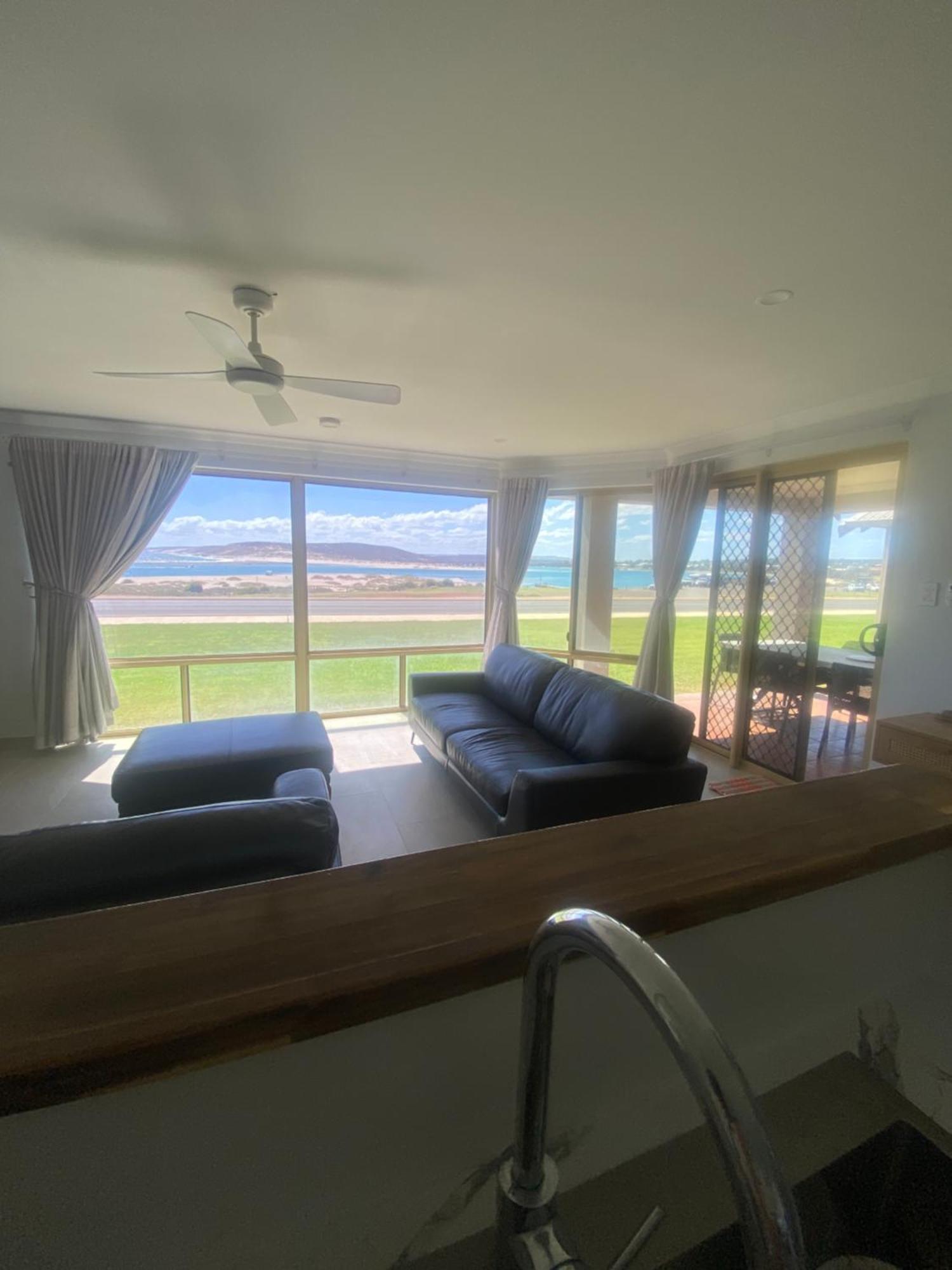 Pelican Shore Oceanfront Villa 6 カルバリ エクステリア 写真